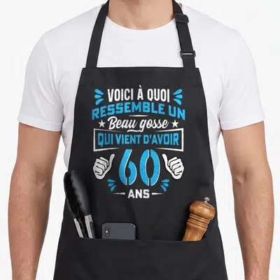 Tablier de cuisine noir avec inscription bleue et blanche célébrant les 60 ans avec deux mains faisant un signe positif.