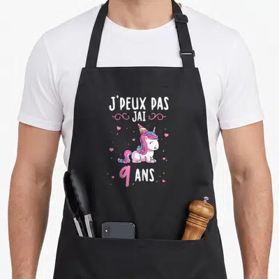 Tablier de cuisine noir avec licorne rose et inscription J'ai 9 ans.