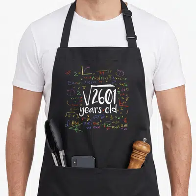 Tablier de cuisine noir avec racine carrée de 2601 et équations colorées sur fond blanc.