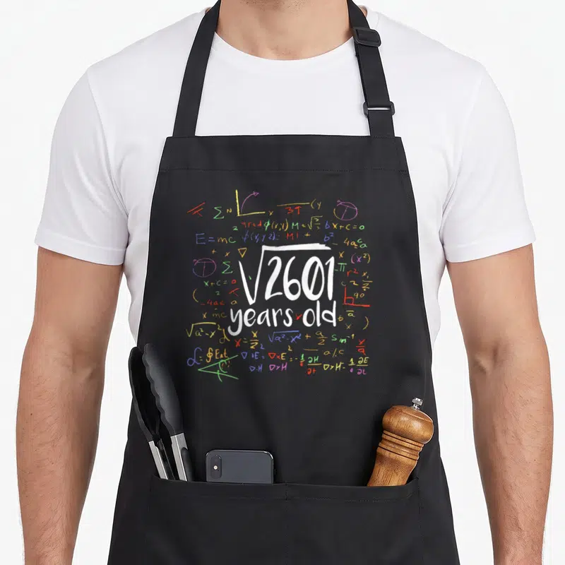 Tablier de cuisine noir avec racine carrée de 2601 et équations colorées sur fond blanc.