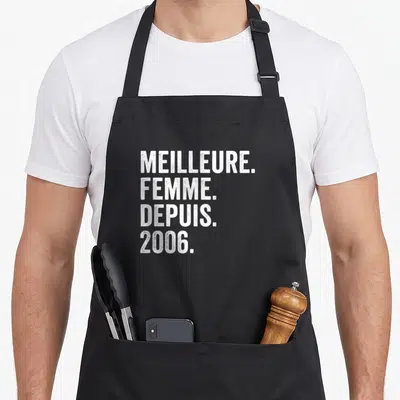 Tablier de cuisine noir avec inscription blanche Meilleure Femme Depuis 2006 en typographie capitale.