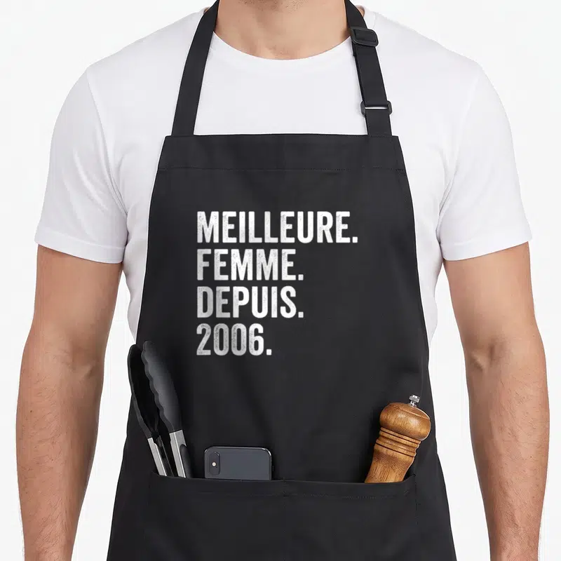 Tablier de cuisine noir avec inscription blanche Meilleure Femme Depuis 2006 en typographie capitale.