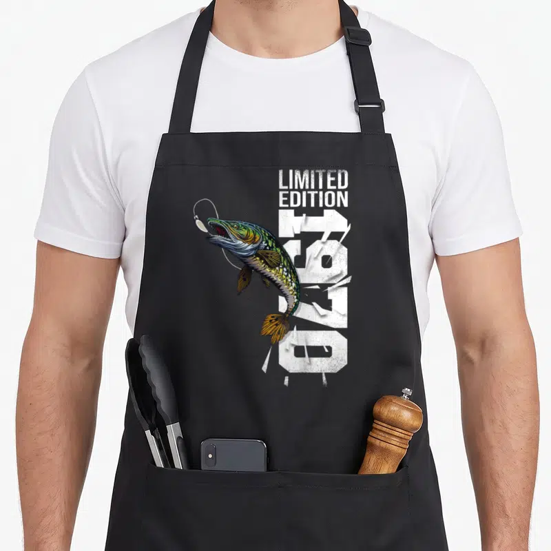 Tablier de cuisine noir avec illustration de truite sautant et texte Limited Edition 50 ans en blanc cassé.