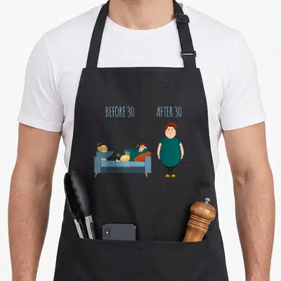 Tablier de cuisine noir avec une illustration humoristique comparant la vie avant et après la trentaine avec un personnage assis et debout.