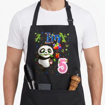 Tablier de cuisine noir avec un panda mangeant du bambou, le chiffre 5 et des confettis colorés.