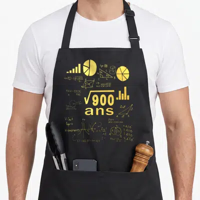 Tablier de cuisine noir avec une illustration dorée représentant des équations et la mention 900 ans.