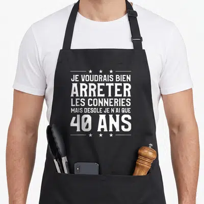 Tablier de cuisine noir avec inscription blanche Je voudrais bien arrêter les conneries mais désolé je n'ai que 40 ans encadré d'étoiles.