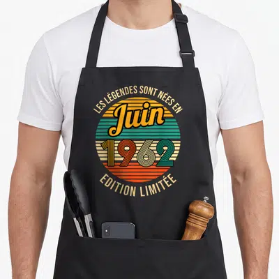 Tablier de cuisine noir avec motif circulaire retro couleur soleil et texte Les Légendes sont nées en Juin 1962 Edition Limitée.