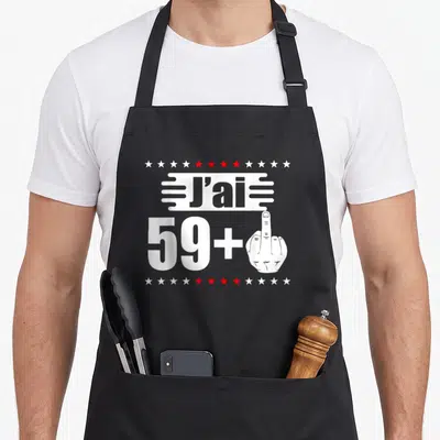 Tablier de cuisine noir avec inscription J'ai 59 et plus, une main fermée et des étoiles rouges et blanches.