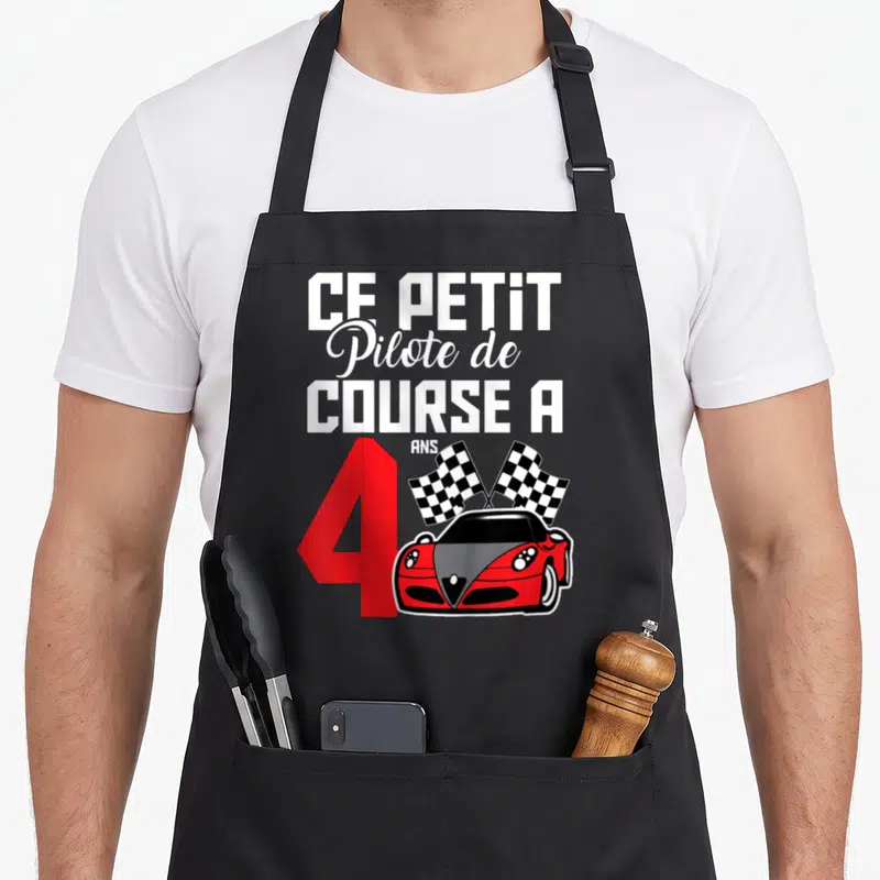 Tablier de cuisine noir avec une voiture de course rouge, un grand chiffre 4 et deux drapeaux à carreaux croisés.