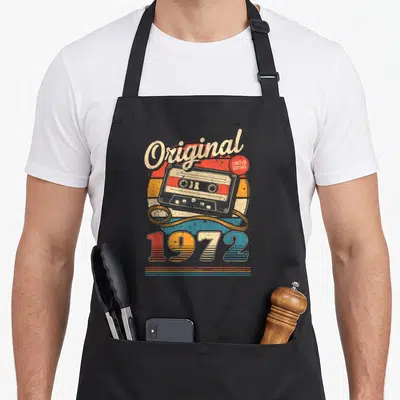 Tablier de cuisine noir avec illustration de cassette vintage 1972 Original Limited Edition imprimée au centre.