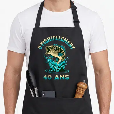Tablier de cuisine noir avec un brochet sautant et le texte O'Fishiellement 40 ans imprimé en bleu et jaune.