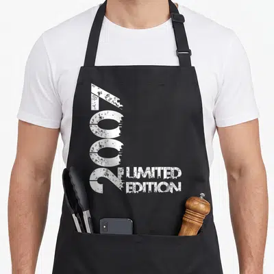 Tablier de cuisine noir avec inscription 2007 Limited Edition en typographie blanche stylisée et texturée.