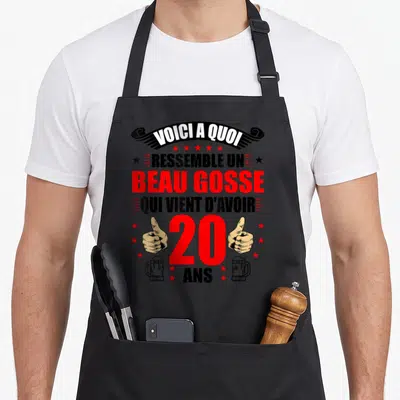 Tablier de cuisine noir avec texte Voici a quoi ressemble un beau gosse 20 ans et illustrations de bières.