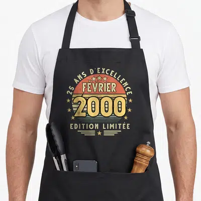 Tablier de cuisine noir avec un motif rétro affichant « Février 2000 25 ans d'excellence » et « Édition limitée » sur fond de soleil couchant.