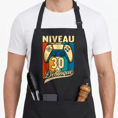 Tablier de cuisine noir avec illustration vintage manette de jeu vidéo et texte Niveau 30 Débloqué.