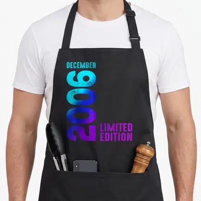 Tablier de cuisine noir avec le texte vertical December 2006 Limited Edition en dégradé bleu et violet.