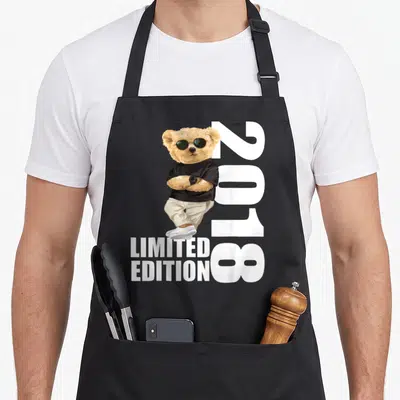 Tablier de cuisine noir avec ours aux lunettes noires et texte Limited Edition 2018 en blanc.