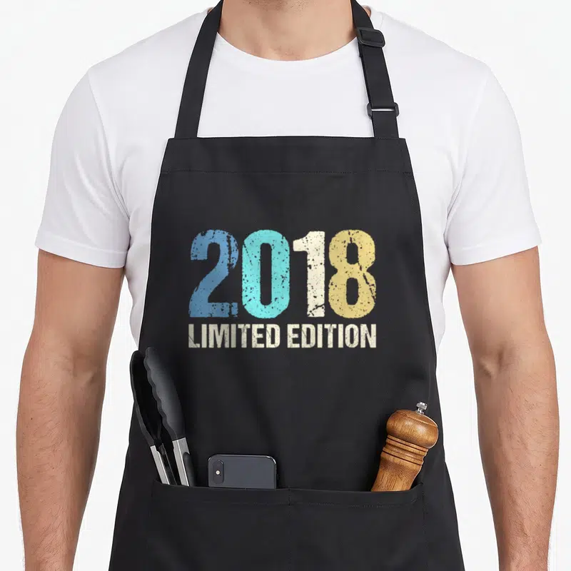 Tablier de cuisine noir avec l'inscription 2018 Limited Edition en lettres colorées et effet vieilli.