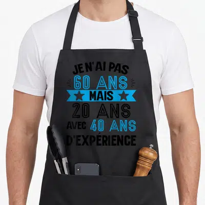 Tablier de cuisine noir avec le texte Je n'ai pas 60 ans mais 20 ans avec 40 ans d'expérience en bleu et noir.