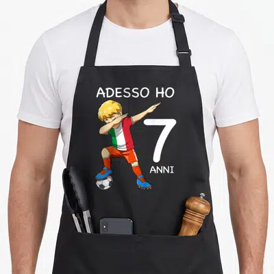 Tablier de cuisine noir avec illustration d'un enfant en pose dab portant un maillot aux couleurs de l'Italie et le chiffre 7.