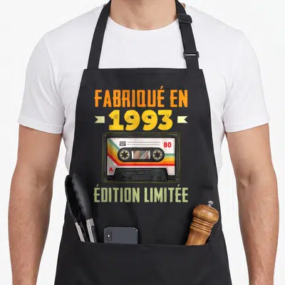 Tablier de cuisine noir avec illustration cassette vintage et texte Né en 1993 « Édition Limitée »
