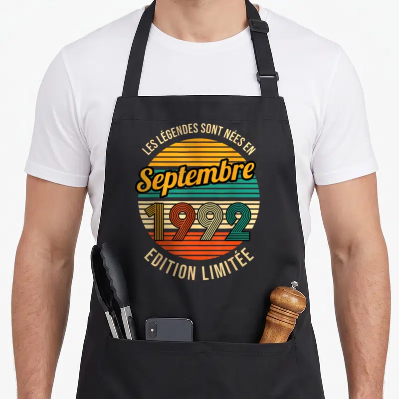 Tablier de cuisine noir avec un motif circulaire rétro coloré affichant Septembre 1992 et « Édition Limitée ».