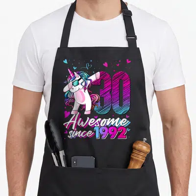 Tablier de cuisine noir avec licorne dashing aux cheveux multicolores et le chiffre 30 Fantastique depuis 1992.
