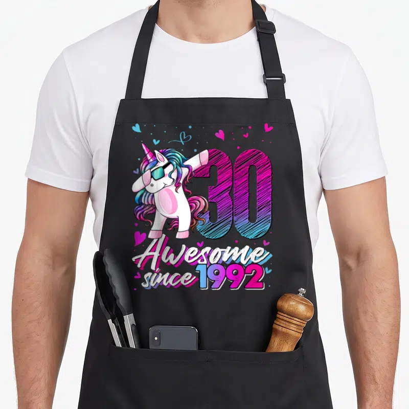 Tablier de cuisine noir avec licorne dashing aux cheveux multicolores et le chiffre 30 Fantastique depuis 1992.