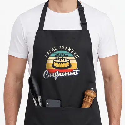 Tablier de cuisine noir avec motif rétro représentant un gâteau et le texte J'ai eu 30 ans en confinement