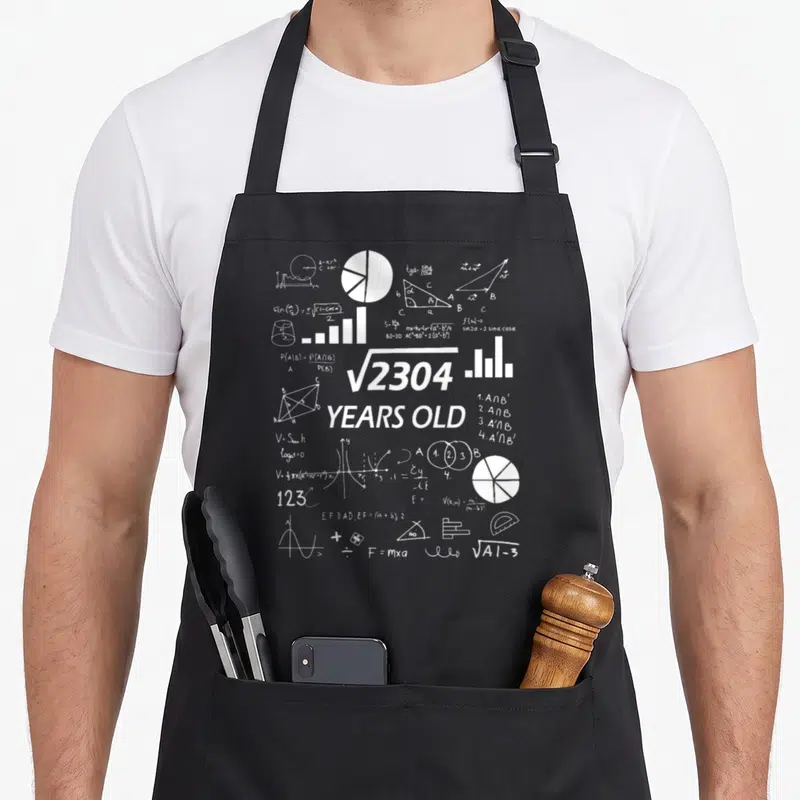 Tablier de cuisine noir avec une racine carrée de 2304, des formules mathématiques et l'inscription years old en blanc.