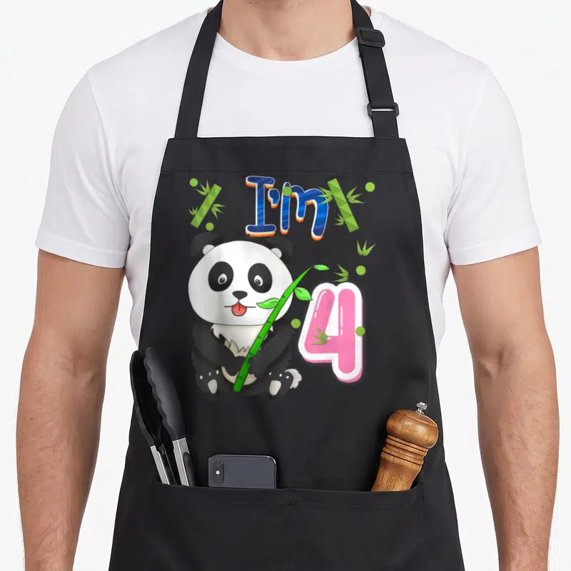 Tablier de cuisine noir avec un panda cartoon tenant un bambou et le chiffre 4 rose.