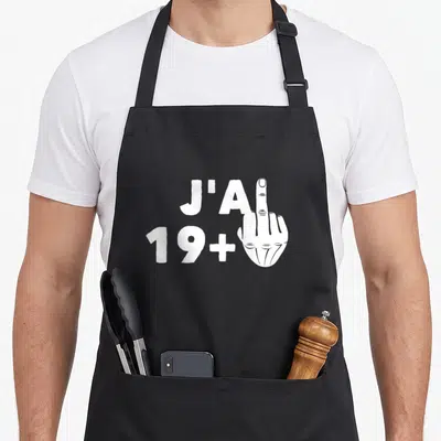 Tablier de cuisine noir avec inscription J'ai 19 Plus et une main blanche pointant vers le haut.