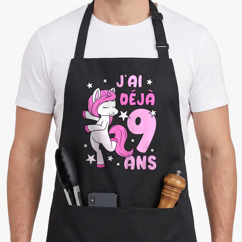 Tablier de cuisine noir avec licorne rose, étoiles et inscription J'ai déjà 9 ans en lettres roses.