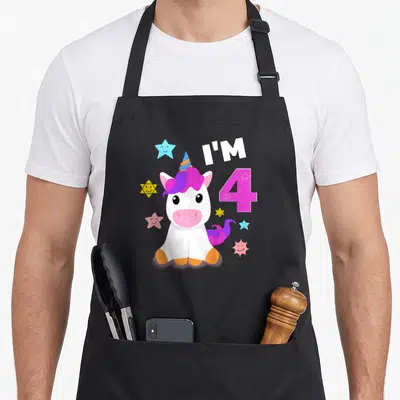 Tablier de cuisine noir avec licorne blanche, chiffre 4 rose et étoiles colorées souriantes.