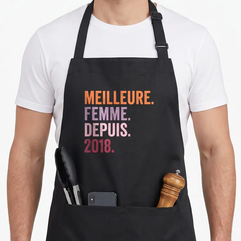Tablier de cuisine noir avec inscription Meilleure Femme Depuis 2018 en lettres orange et roses.