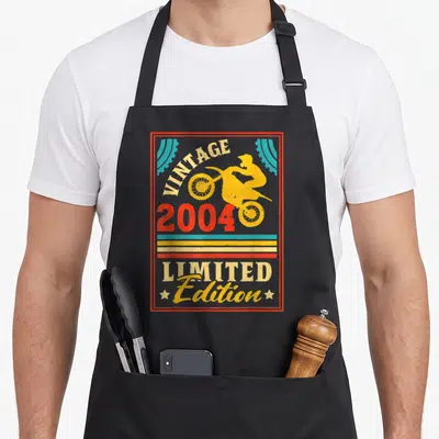 Tablier de cuisine noir avec illustration motocross vintage 2004 Limited Edition et couleurs rétro.