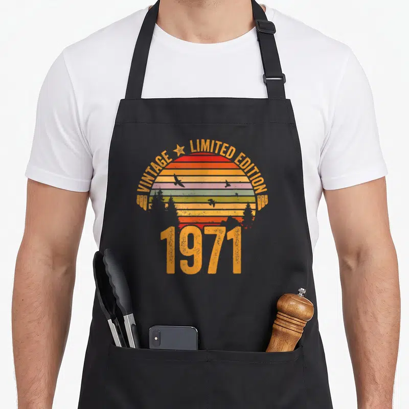 Tablier de cuisine noir avec motif rétro 1971 Limited Edition soleil couchant et oiseaux en silhouette.