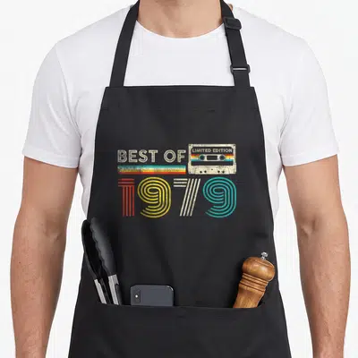 Tablier de cuisine noir avec illustration cassette vintage Best Of 1979 Limited Edition en couleurs délavées.