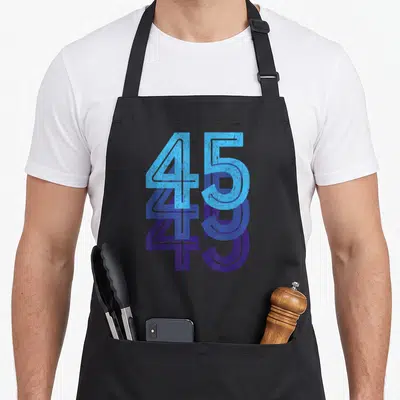 Tablier de cuisine noir avec le chiffre 45 superposé en bleu et violet effet délavé.