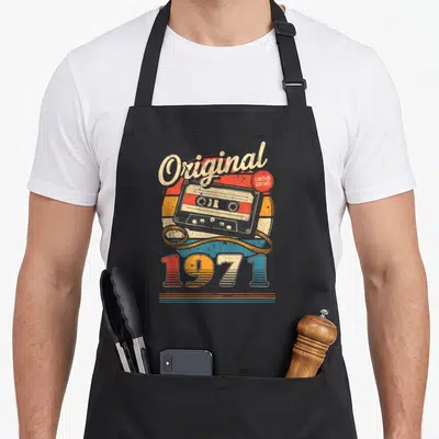 Tablier de cuisine noir avec illustration cassette audio vintage et texte Original 1971 Limited Edition en couleurs pastel.