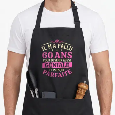 Tablier de cuisine noir avec inscription rose et beige Il m'a fallu 60 ans pour devenir aussi géniale et presque parfaite.
