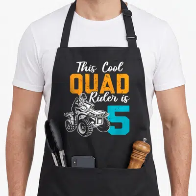 Tablier de cuisine noir avec illustration quad rider rétro et texte This Cool QUAD Rider is 5 en orange et bleu.