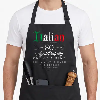 Tablier de cuisine noir avec typographie gothique Italian aux couleurs vert blanc rouge et texte blanc Aged 80 Years The Man The Myth The Legend.