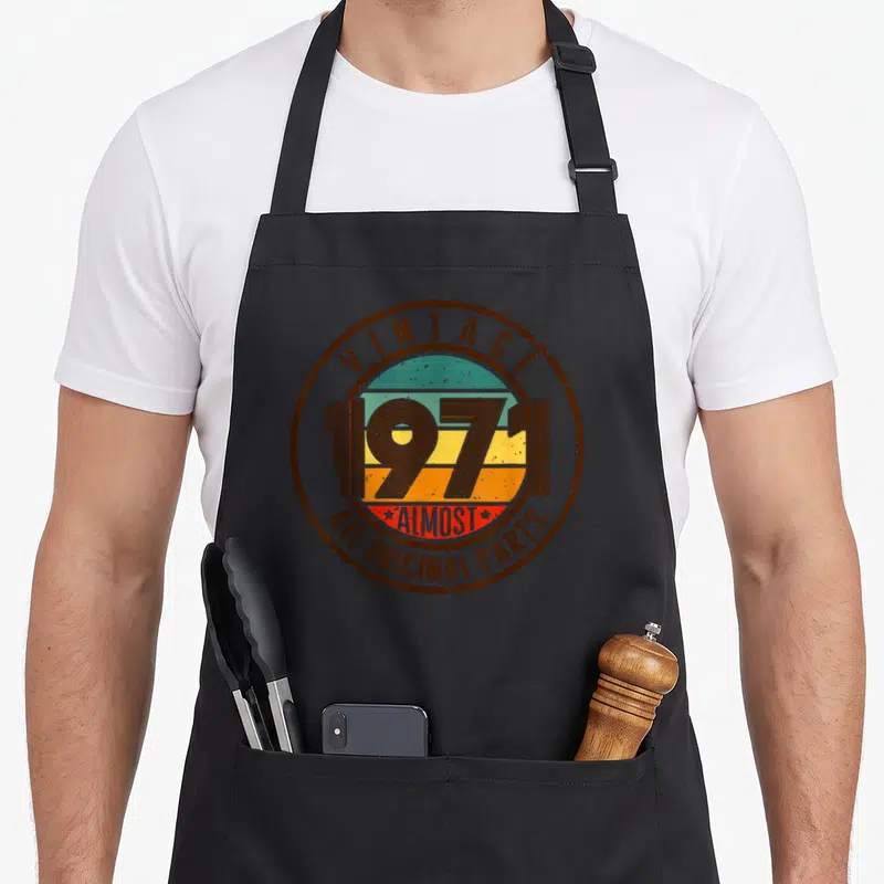 Tablier de cuisine noir avec logo circulaire vintage 1971 almost all original parts en couleurs retro.
