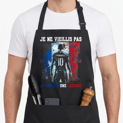 Tablier de cuisine noir avec silhouette footballeur France 10 et texte Je ne vieillis pas je deviens une légende.