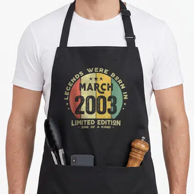 Tablier de cuisine noir avec motif circulaire aux couleurs rasta et texte Les Légendes sont nées en Mars 2003 Limited Edition One of a Kind.