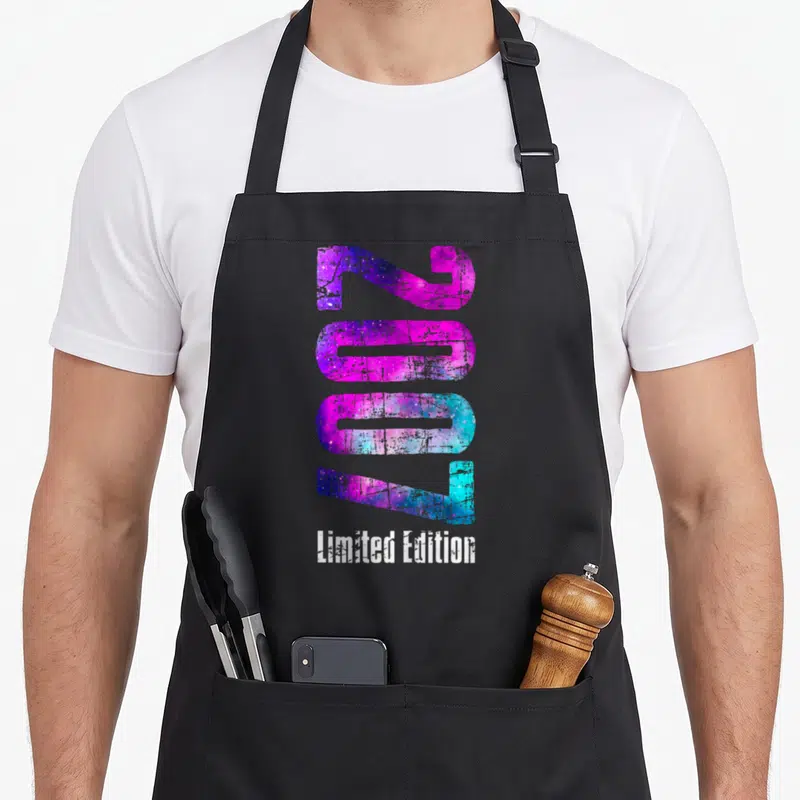 Tablier de cuisine noir avec l'année 2007 en lettres verticales colorées et le texte Limited Edition en bas.