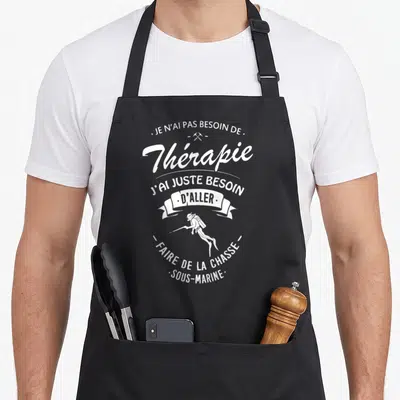 Tablier de cuisine noir avec inscription blanche sur la chasse sous-marine et silhouette de plongeur.