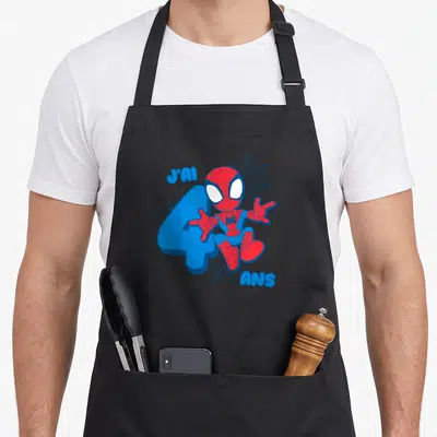 Tablier de cuisine noir avec Spider-Man mignon, le chiffre 4 bleu et des toiles d'araignée en arrière-plan.
